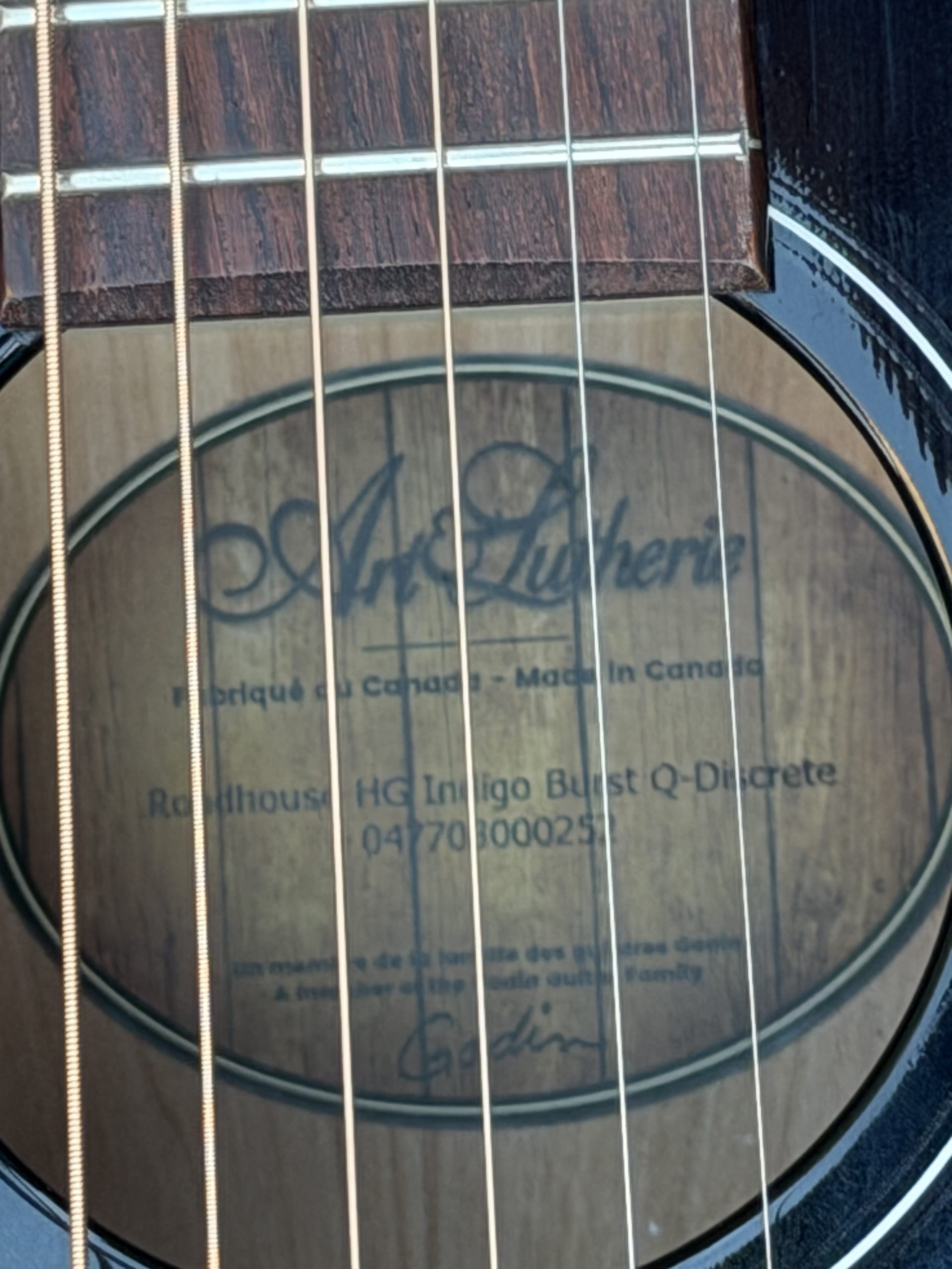 2021 Art & Lutherie Roadhouse Q-Discrete parlour size electro-acoustic guitar - Image 6